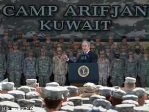 الرئيس الأمريكي السابق جورج بوش أثناء زيارة معسكر عريفجان في يناير 2008