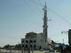 من آثار القصف الذي تعرض له مسجد ابن تيمية خلال الاشتباكات الأخيرة بين حماس ''جند أنصار الله''