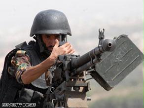 جندي يمني يجهز سلاحه الرشاش