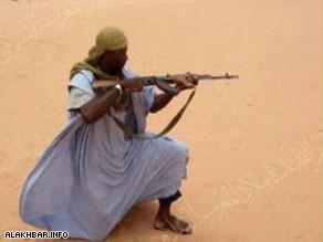 موسى البصري يتدرب على السلاح في الصحراء