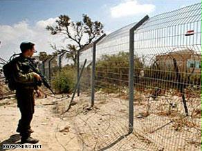 جندي إسرائيلي يتولى حراسة جدار حدودي مع مصر