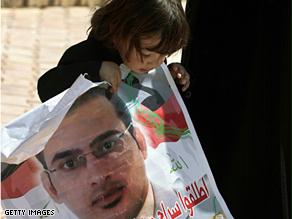 طفلة عراقية تحمل ملصقا للزيدي