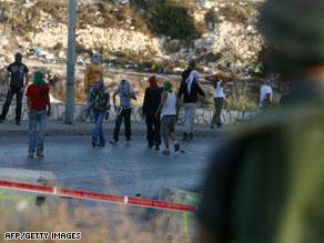 الفلسطينيون واصلوا احتجاجاتهم في شوارع المدينة وضواحيها