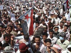 صورة نشرها موقع إلكتروني لمتظاهرين يرفعون علم اليمن الجنوبي
