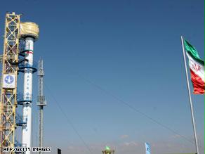 صور وزرعتها إيران للصاروخ سفير وهو يحمل القمر الصناعي ''أميد''