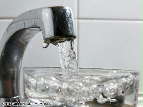 دحض التقرير البريطاني مفهوم أن الإكثار من شرب الماء يحافظ على نضارة وشباب البشرة