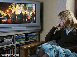 كثرت الدراسات حول تأثير التلفزيون على البالغين والصغار على حد سواء