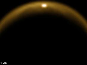 الصورة تظهر انعكاس الضوء من سطح بحيرة في الجزء الشمالي من قمر تيتان التابع لزحل
