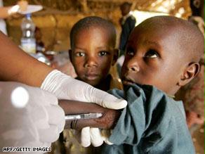 طفل يتلقى التطعيم من السحابا