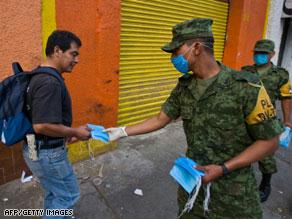 جنود يوزعون الكمامات الواقية في الشوارع للمواطنين