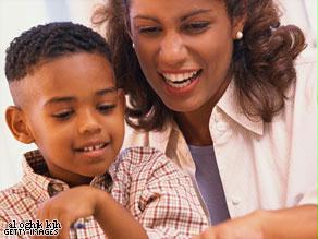 حديث الأمهات يساعد الأبناء بفهم محيطهم الاجتماعي