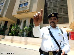 الشرطة المصرية تطوق مبنى السكن 