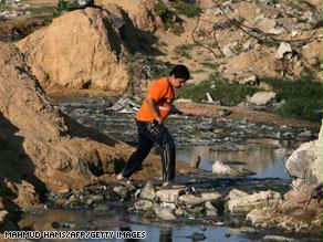 أطفال غزة يسبجون بمياه ملوثة ومهددون بأمراض خطيرة 