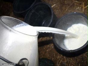الحليب يعتبر من أهم المواد الغذائية للأطفال