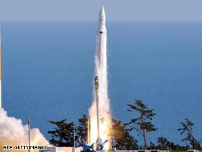 كوريا الجنوبية تطلق أول صاروخ إلى الفضاء