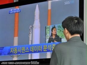 الصاروخ الكوري الجنوبي أثناء استعداده للانطلاق للفضاء