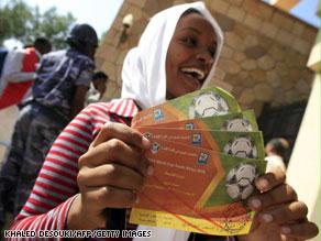 سيدة سودانية فرحة بالحصول على تذاكر للمباراة