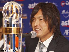 الياباني إندو بعد حصوله على جائزة أفضل لاعب في آسيا لعام 2009