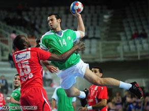 لاعب المنتخب الجزائري لكرة اليد حمزة زواوي يرتقي للتسديد