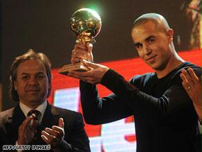 بوقرة يحمل الجائزة بحضور الجزائري رابح ماجر