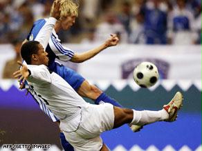 الهلال السعودي يتصدر الدوري أمام الشباب 