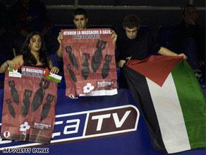 جمهور برشلونة يرفع الأعلام الفلسطينية ويطالب بوقف المجزرة على غزة