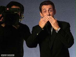 الرئيس ساركوزي يبدأ سياسة التقبيل من بعيد 