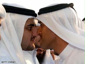 السلام بالأنف من عادات الإماراتيين