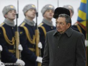 راؤول كاسترو مستعرضاً حرس الشرف بموسكو