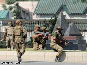 قوات أمنية باكستانية قبل تنفيذ عملية تحرير الرهائن