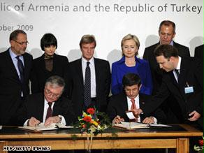 وزيرا خارجية تركيا وإرمينيا يوقعان البروتوكول التاريخي