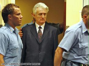 كراجيتش أثناء اقتياده للمحكمة في جلسة سابقة
