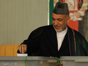 الرئيس حامد كرزاي خلال الإدلاء بصوته في الانتخابات الأخيرة