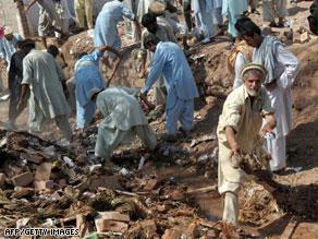 من آثار تفجير سابق في باكستان