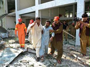 من انفجار سابق في بيشاور