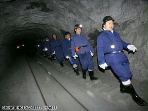 عمال يشقون طريقهم بأحد مناجم الفحم في الصين