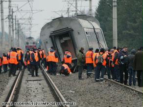 فريق موسع من المحققين الروس يتفحصون موقع حادث القطار