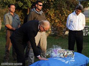 المبعوث الدولي الخاص لأفغانستان أمام تابوت لأحد ضحايا الهجوم على دار الضيافة