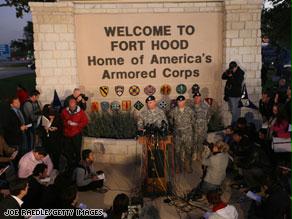 عسكريون أمريكيون يتحدثون للصحفيين بقاعدة فورت هود