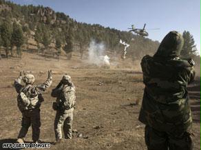 مسلحون أفغان يطلقون النار على مروحية