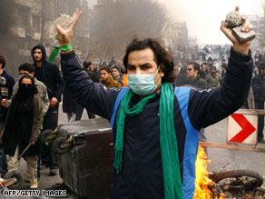 متظاهرون يواجهون قوات الأمن الإيرانية