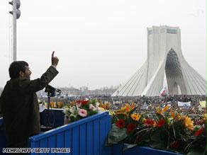 نجاد يخطب أمام الحشود في طهران