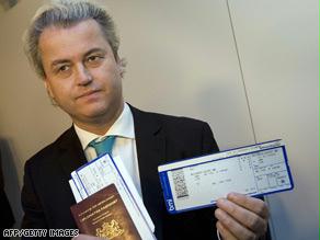 غيرت فيلدرز يحمل جواز سفره في المطار