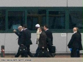 محمد في المطار بلندن محاطاً برجال الأمن