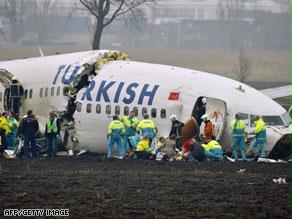 الطائرة التركية التي سقطت في مطار أمستردام وطواقم الإنقاذ تساعج في إخلاء الركاب منها