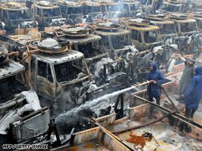 شاحنات محترقة تابعة للناتو نعرضت لهجوم في وقت سابق