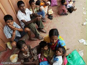 لاجئون سريلانكيون فارون من القتال بين القوات الحكومية ومتمردي التاميل