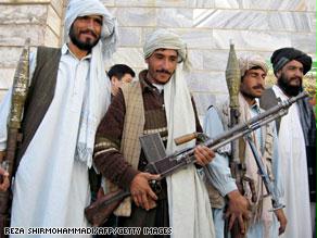 عناصر من طالبان يستعرضون أسلحتهم