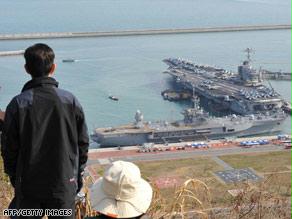 كوري جنوبي يراقب حاملة طائرات أمريكية قرب ميناء بوسان