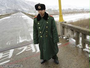 جندي صيني يحرس جسراً يقود لكوريا الشمالية فوق نهر تومن